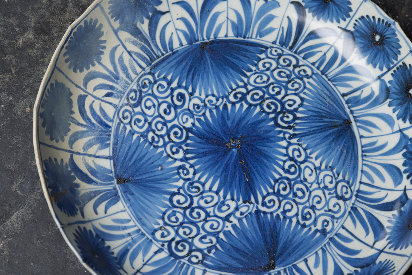 Large Lotus Shaped Kangxi Bowl with a Chrysanthemum Painted Border