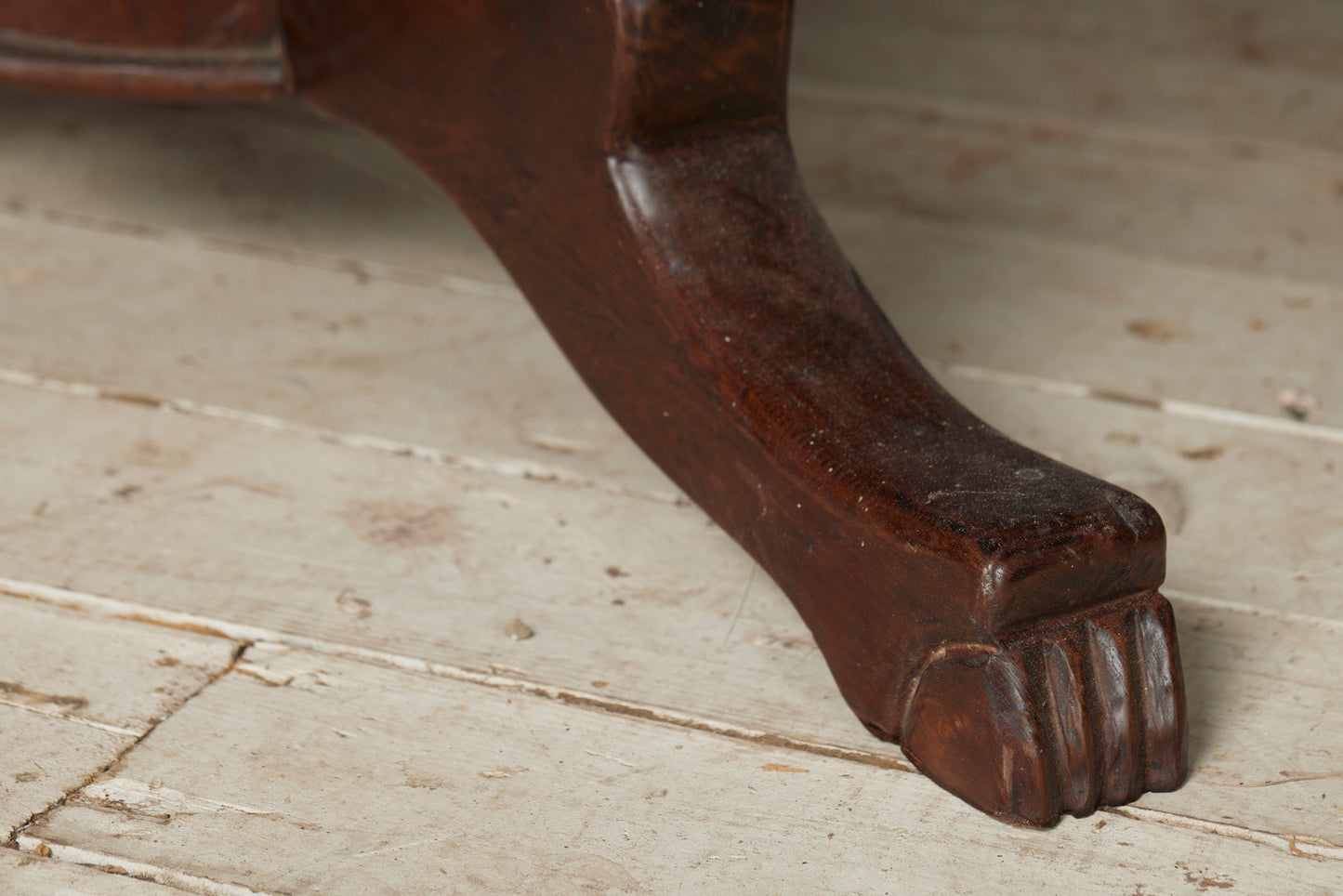 round-dutch-colonial-table