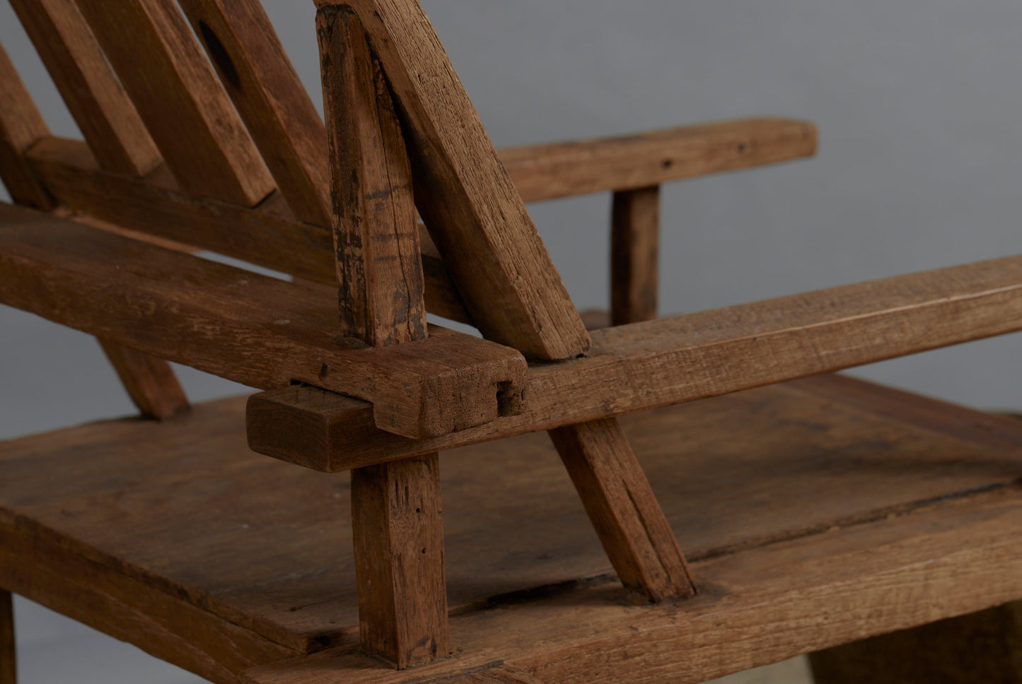 Dutch Colonial Crested Top Teak Lounging Chair from Sumatra - detail