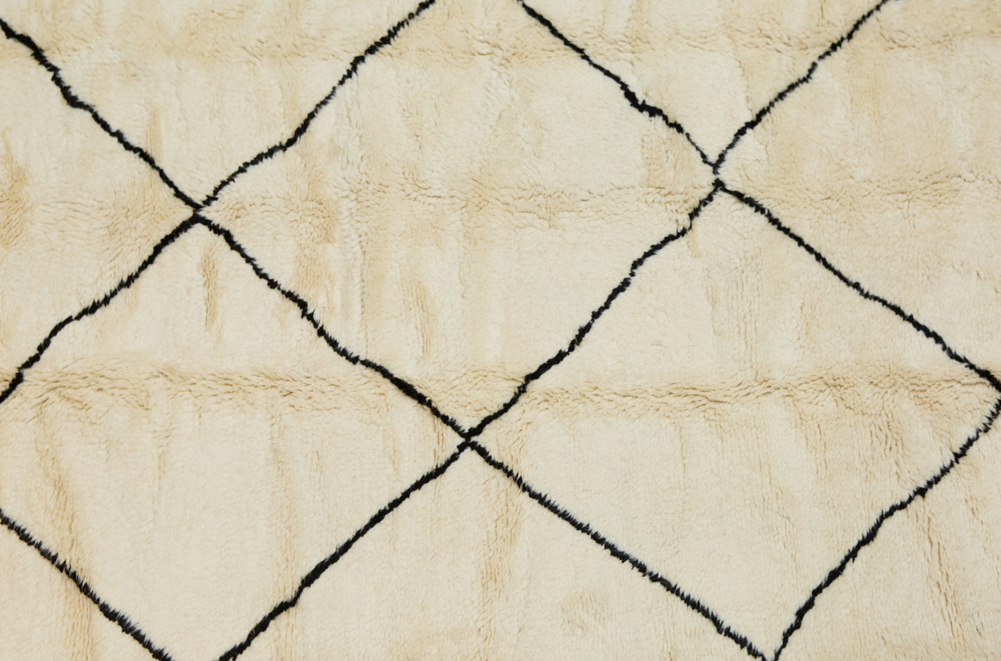 Medium Sized Beni Ourain with Center Field of Diamonds ....................................... (5' 3'' x 8' 3'')