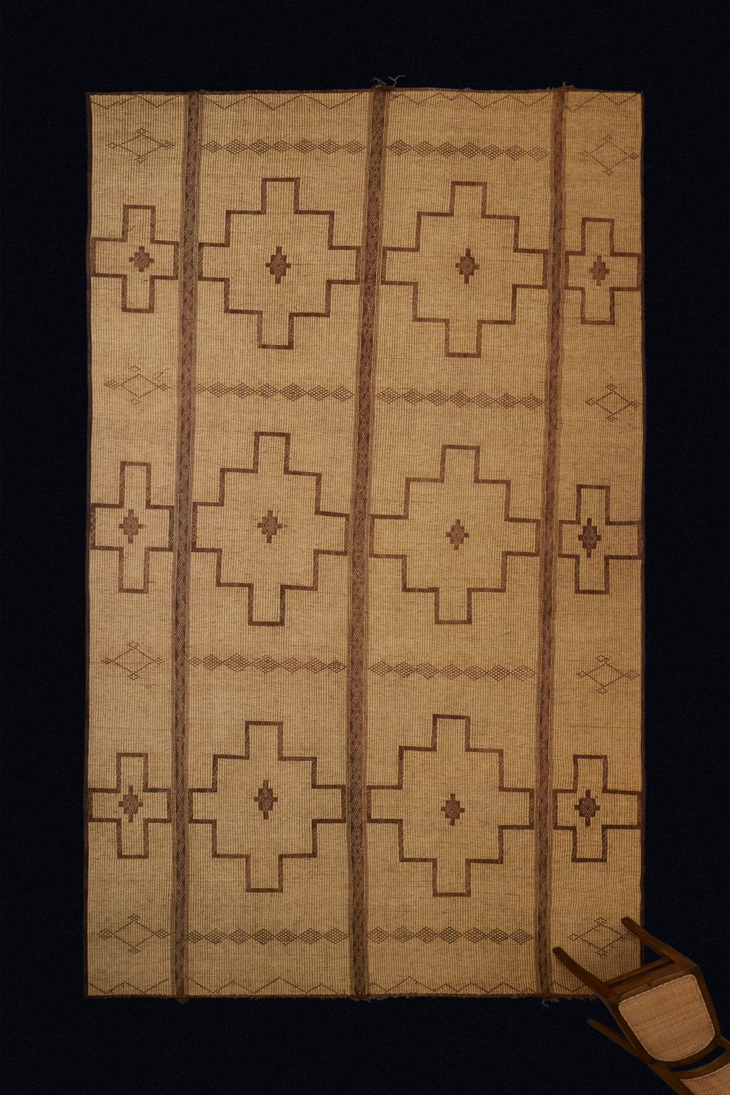 Very Large Light Color Tuareg with a Field of Six Large Diamonds (9' 6" x 18')