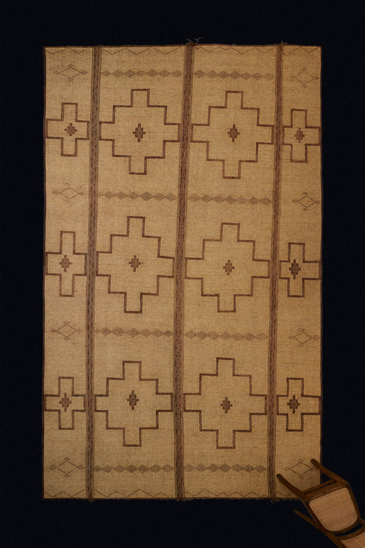 Very Large Light Color Tuareg with a Field of Six Large Diamonds (9' 6" x 18')