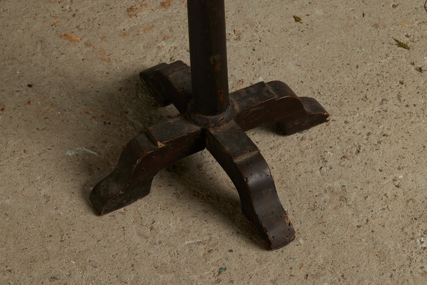 Small Italian Painted Octagonal Pine Side Table with a Four-Legged Shoe-Footed Base
