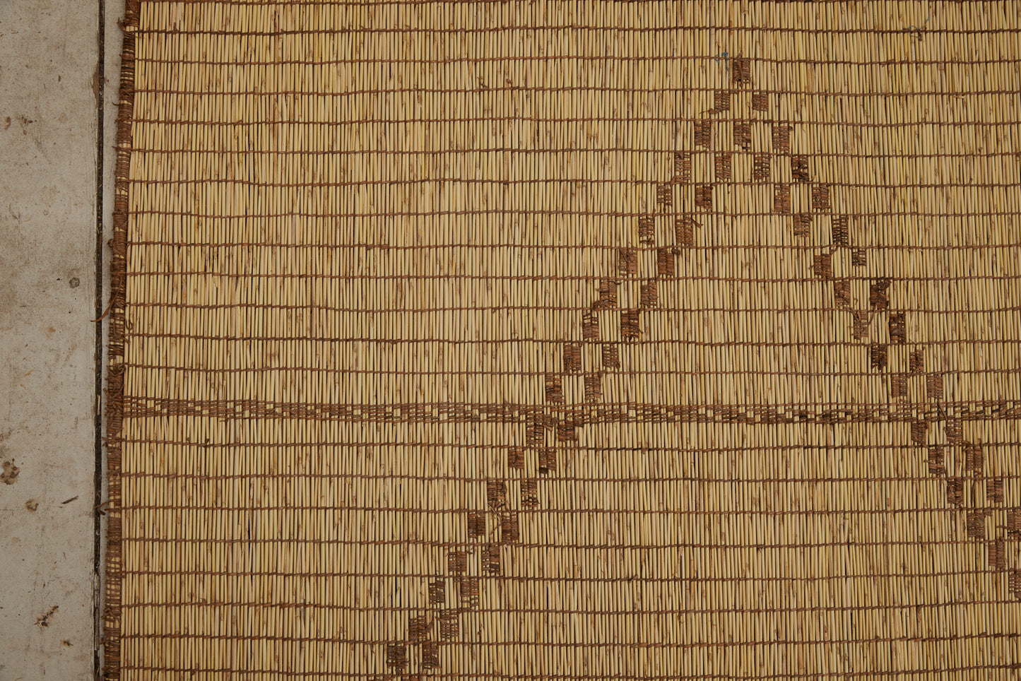 Medium Light Coloured Tuareg with 3 Bands Separating Floating Vs ............... (7'1''x 12'8'')