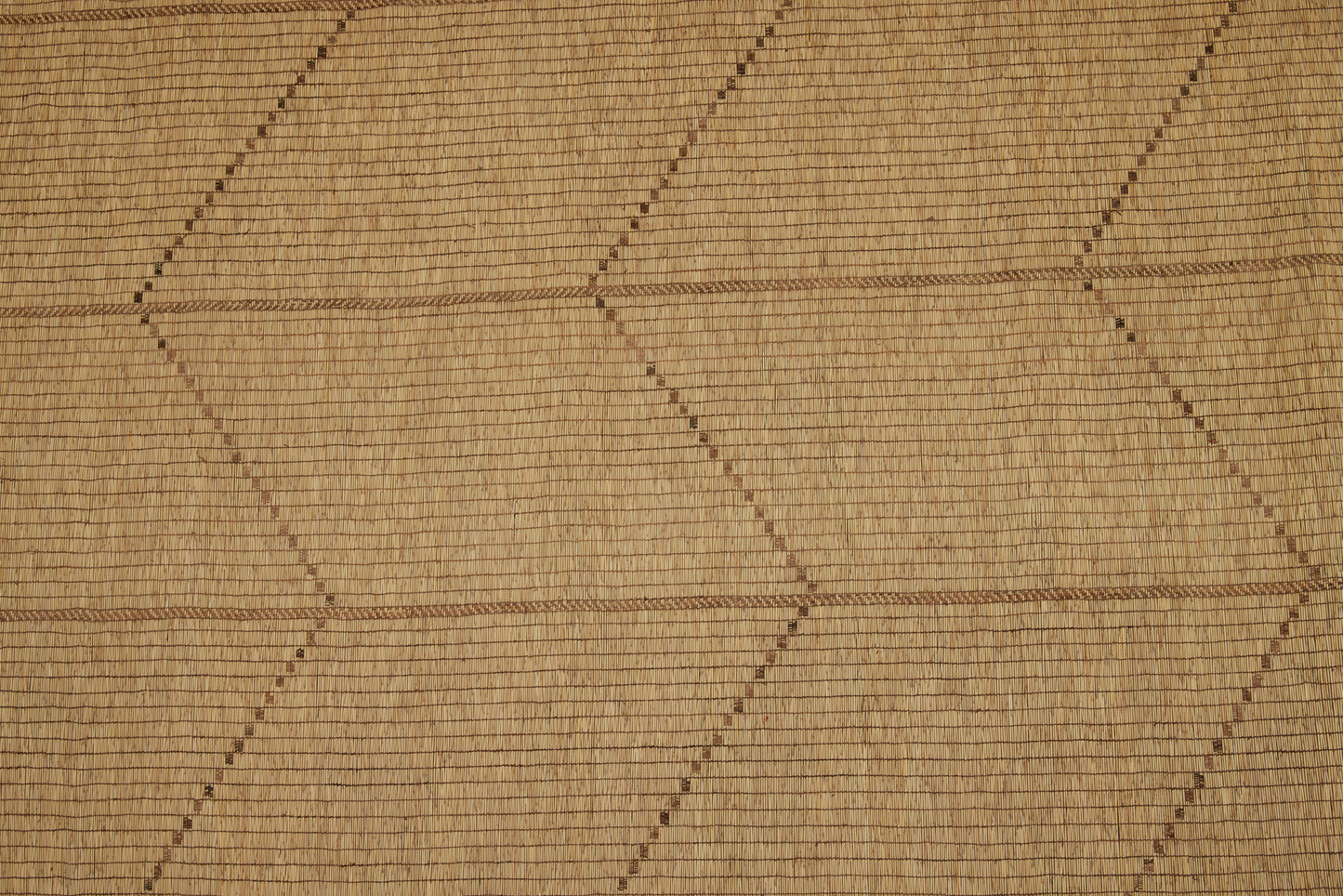 Medium Sized Light Coloured Tuareg with a Simple Herringbone Pattern ............... (7'1''x 13'7'')