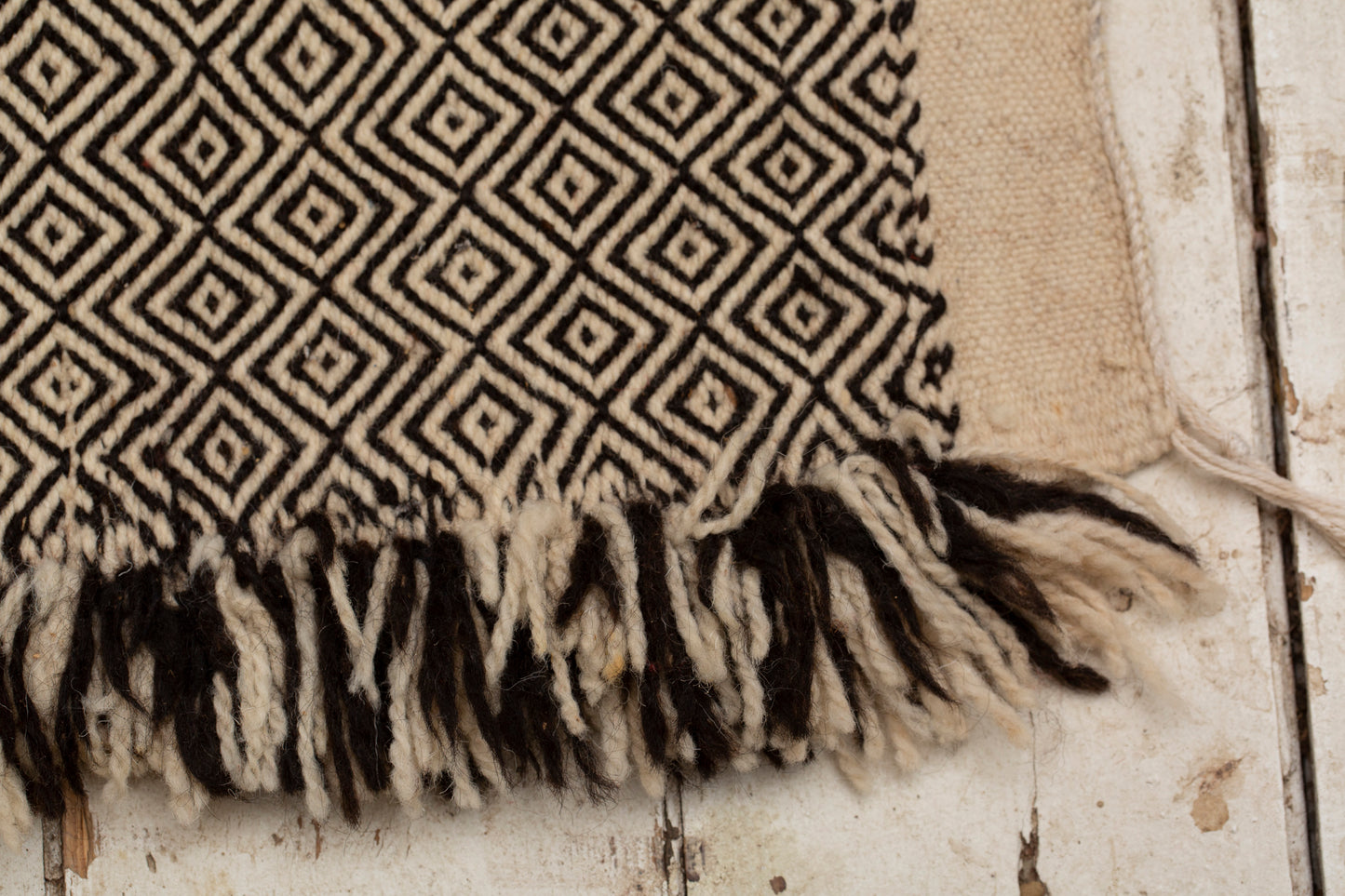 Charcoal and Cream Diamond Centered Zenefi Carpet (5'3" x 8' 9")