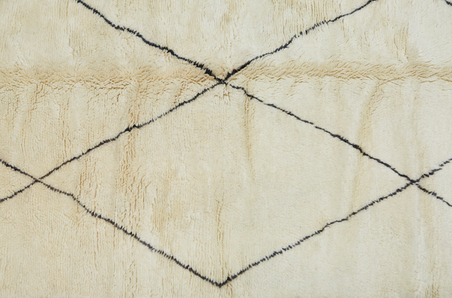 Medium Sized Beni Ourain with Central Diamond & "X" Pattern .............................. (5' 3'' x 8' 7'')