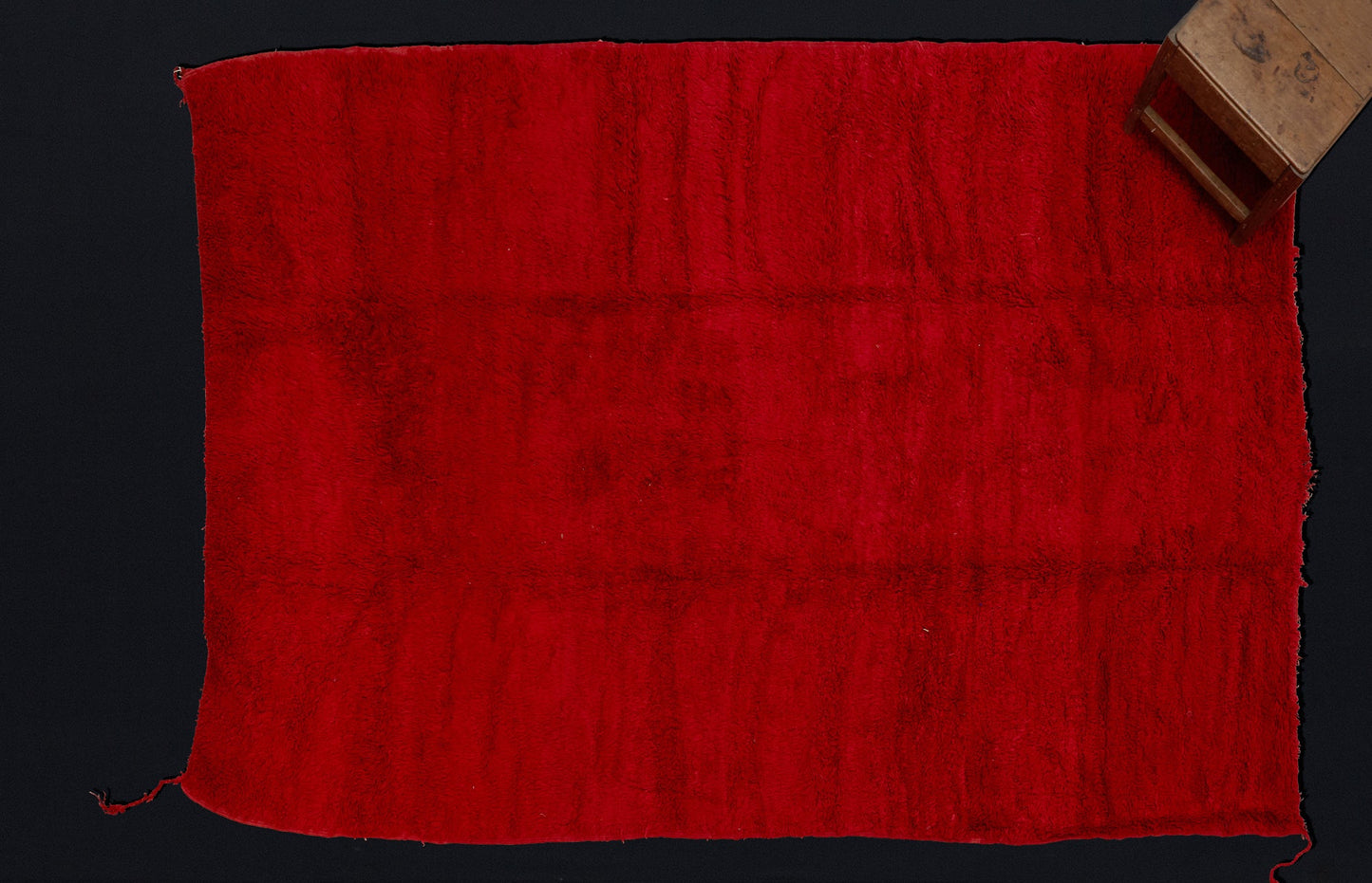 Large Red Field Chichaoua Carpet with Tasseled Corners ................... (7'3''x10'11'')
