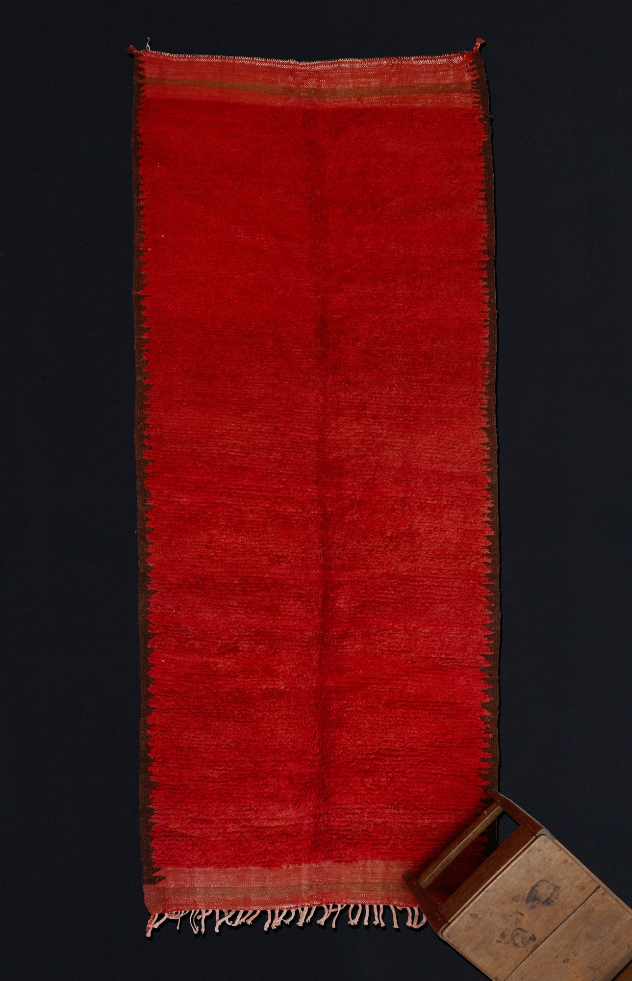 Long Rectangular Chichaoua Carpet with Brown Sawtooth Border ................... (4' 8'' x 11' 4'')